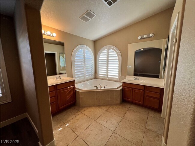 Building Photo - 1053 Puerta Del Sol Dr