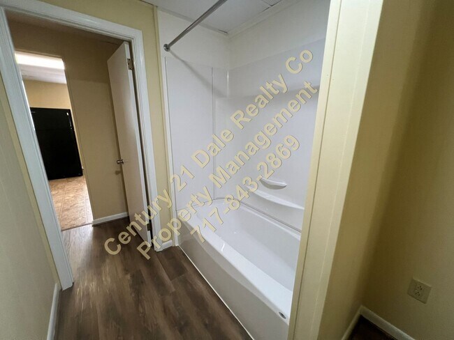 Building Photo - Very Spacious First Floor 2 Bedroom in Dov...