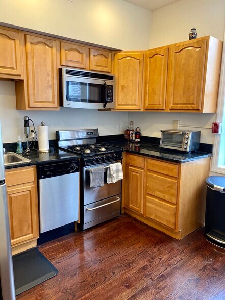 Primary Photo - 231 Grand St