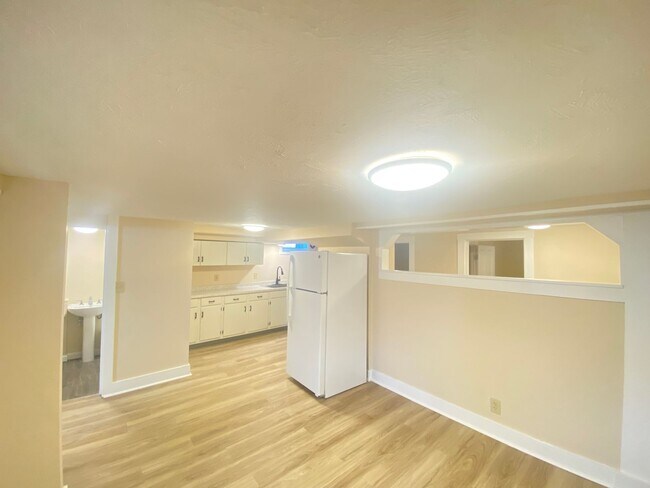 Building Photo - 16 Linwood St