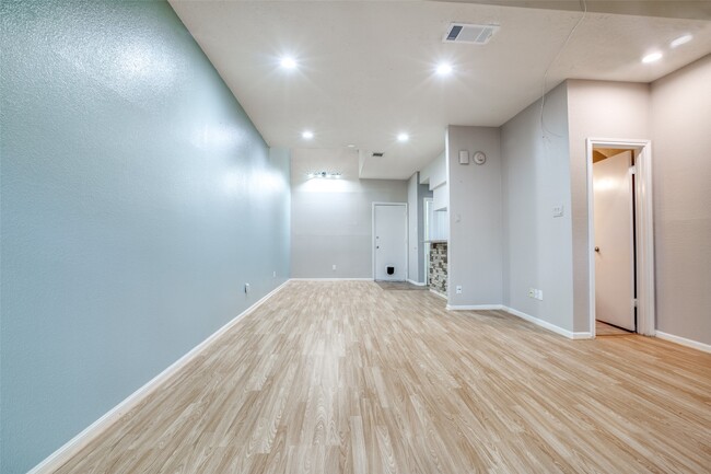 Building Photo - 800 Country Pl Dr