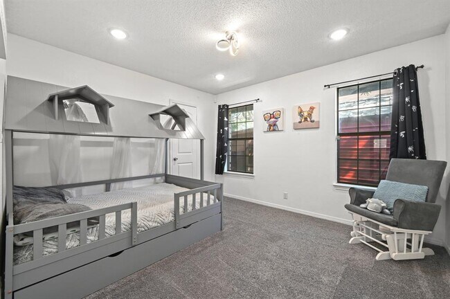 Building Photo - 303 Pin Oak Dr