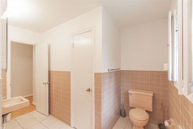 Building Photo - 601 Broce Dr