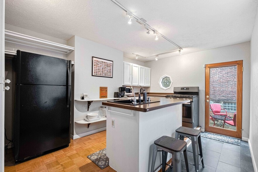 Building Photo - 218 W North Ave