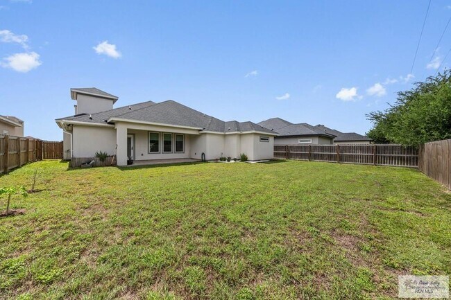 Building Photo - 26 N Queen Palm