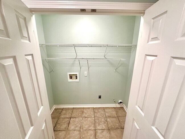 Building Photo - 622 Woodsman Dr