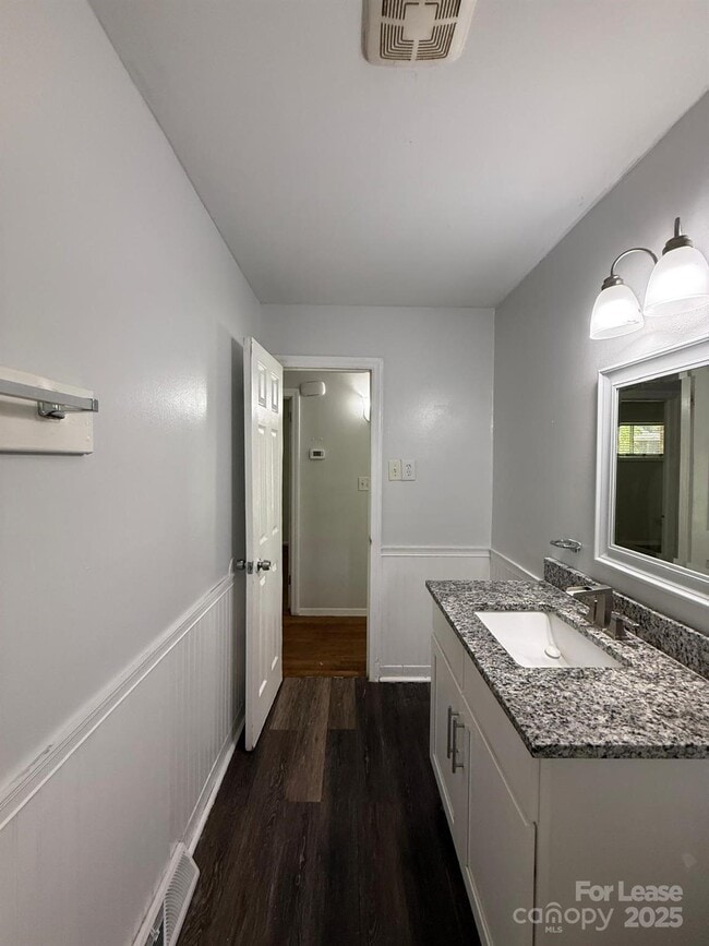 Building Photo - 617 Camrose Dr
