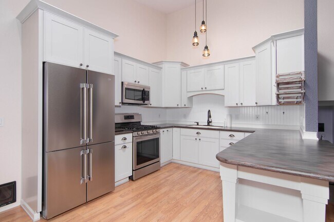 Building Photo - Updated 3 Bed 2 Bath Home With Brand New 2...