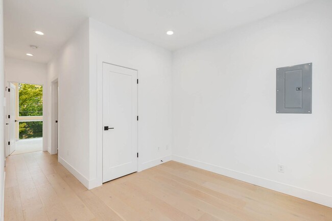 Building Photo - 922 14th Ave