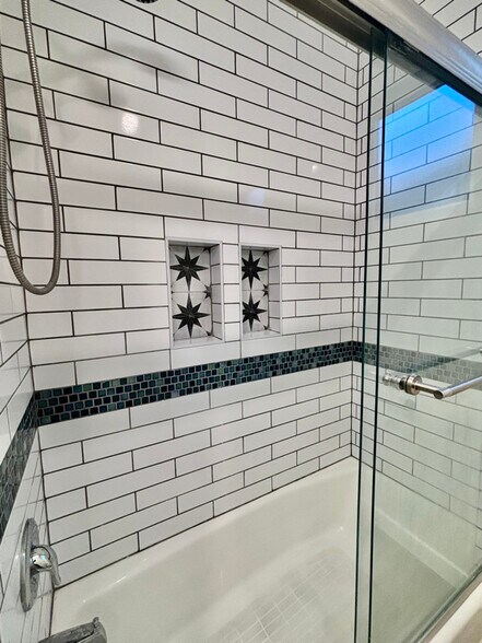 Building Photo - 2488 Beachwood Dr