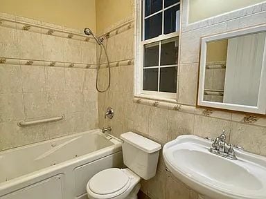Building Photo - "Charming 2-Bed, 2-Bath Haven in the Heart of San Francisco!"