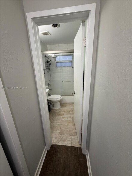 Building Photo - 2591 NE 55th Ct