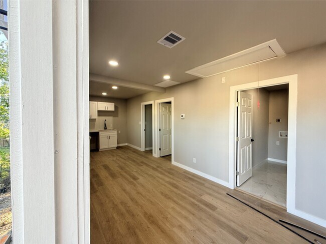 Building Photo - 2209 Gano St