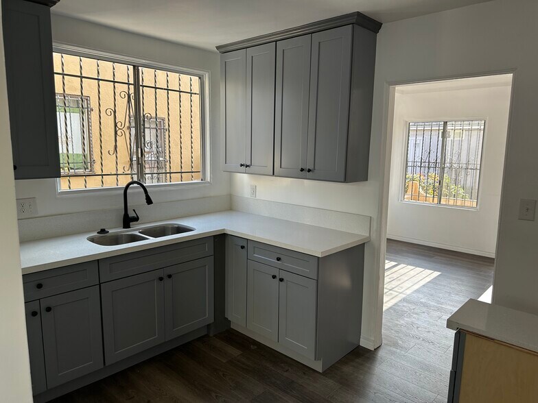 Building Photo - 756 1/2 E 79th St