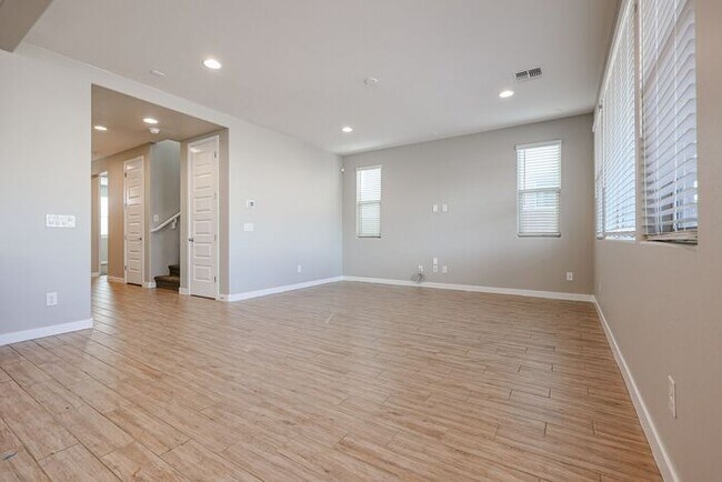 Building Photo - Available August 7th! Gated Community 4 Bedroom 3 Bathroom Home!