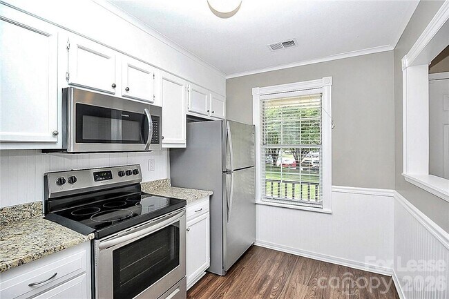 Building Photo - 8203 Golf Ridge Dr