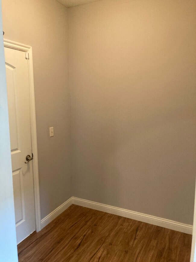 Building Photo - Bright 3BR Townhome with Bonus Room - Available NOW!