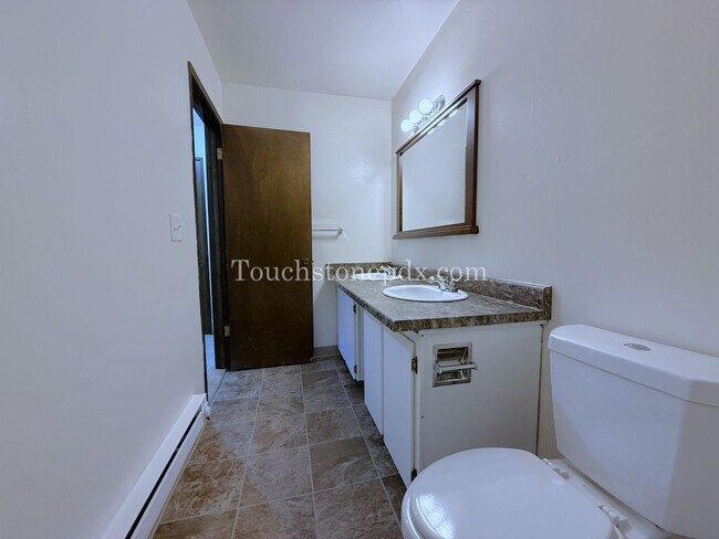 Building Photo - Updated 2 Bdrm Apartment with Balcony in Sellwood Moreland Neighborhood