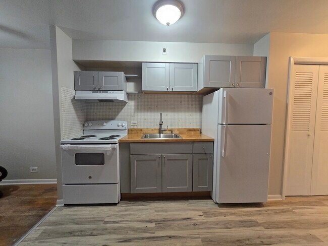 Building Photo - 7201 W Wellington Ave