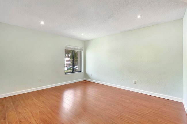 Building Photo - 351 Club Cir