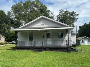 Building Photo - Fully renovated 3 bedroom 2 bathroom house!   Lawn Care Included