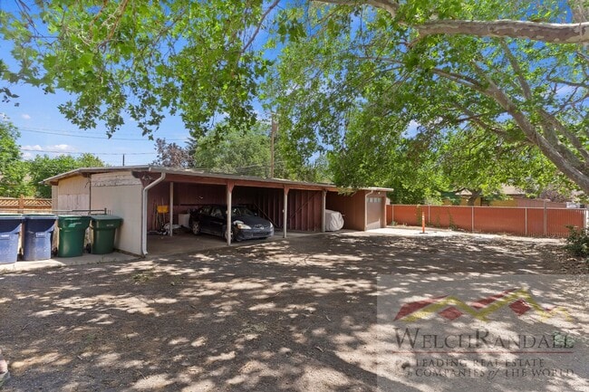 Building Photo - 2 Bed 1 Bath Roy Triplex