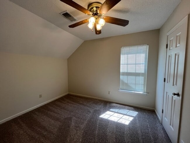 Building Photo - Renovated 3 Bedroom 2 Bathroom with 1 Car ...