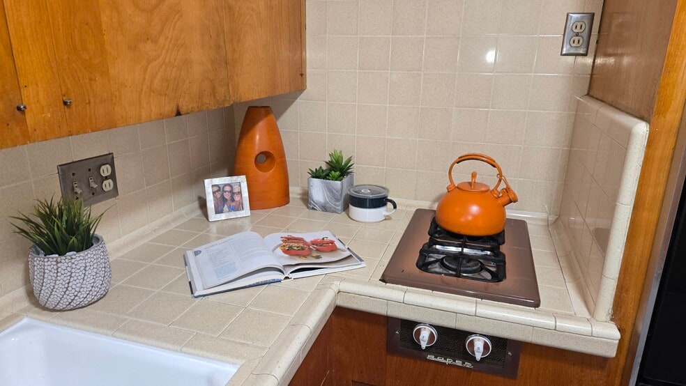 kitchen cooktop - 792 Alameda St