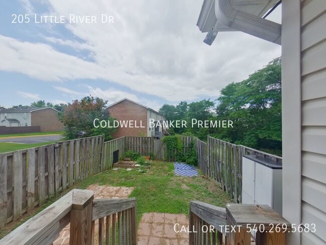 Building Photo - 205 Little River Dr