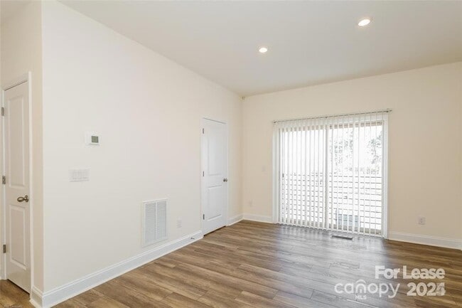 Building Photo - 1005 S Msn Ln