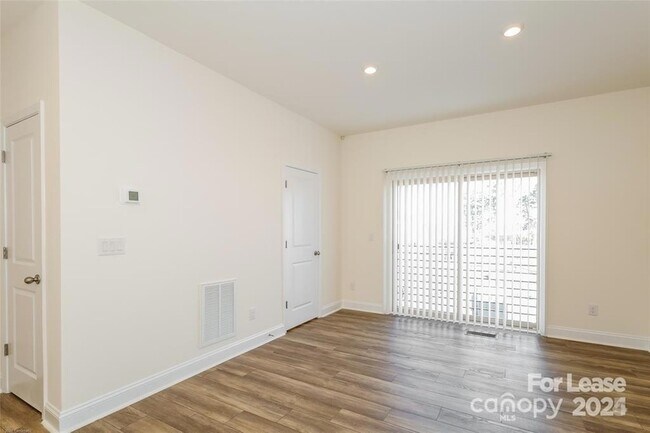 Building Photo - 256 Freeland Pl