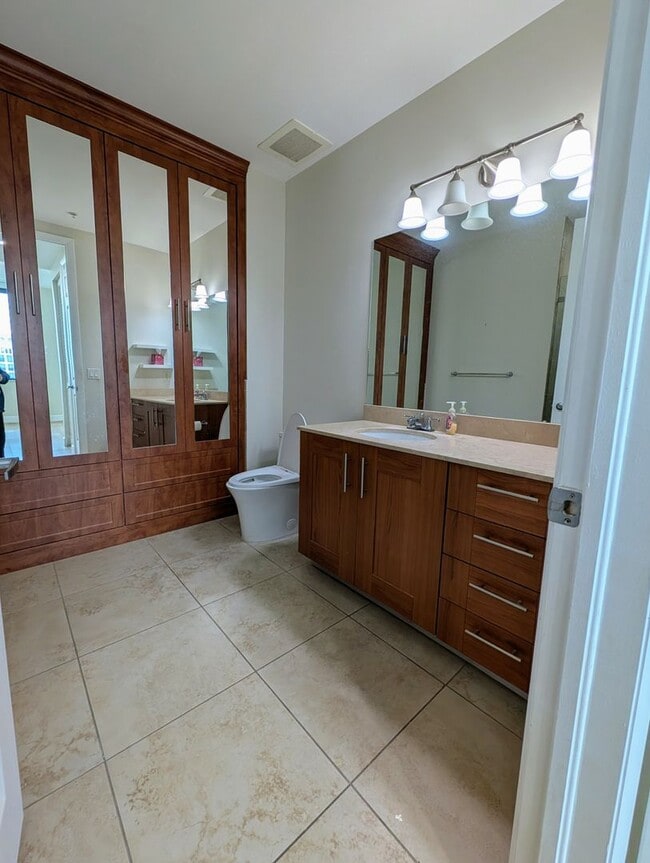 Building Photo - Modern 1BR/1BA Condo with 2 Parking Spaces – Prime Coral Gables Location