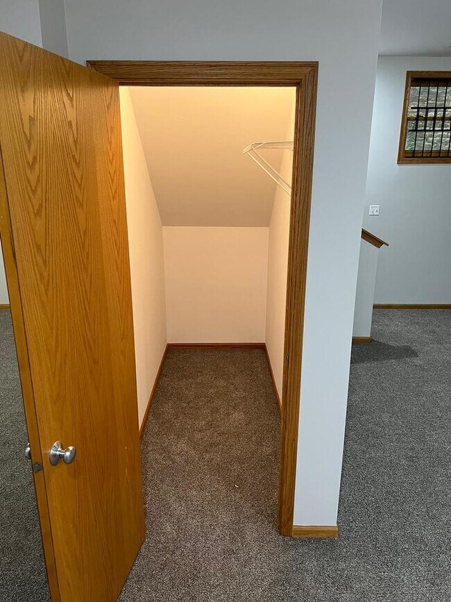 Building Photo - 925 W Lakeside Pl