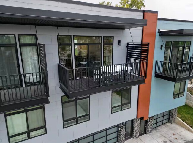 Building Photo - Fully Furnished Modern 3BR Retreat | Penth...