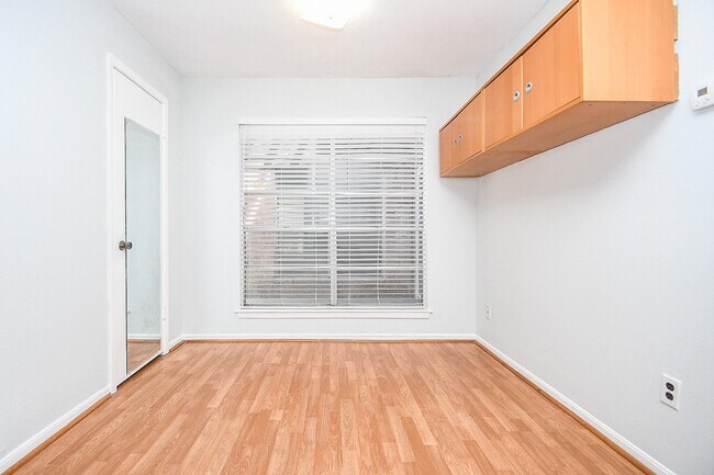 Building Photo - 2430 Long Reach Dr