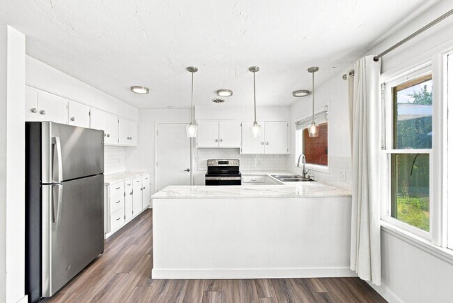 Building Photo - 204 Dove Ave