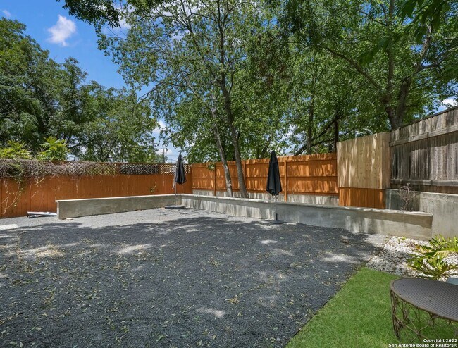 Building Photo - Adorable home 2/2 In Mancke Park