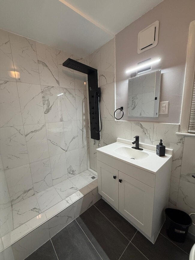 Building Photo - 10 E 10th St