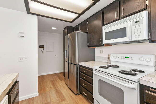 Building Photo - 518 Via De La Valle