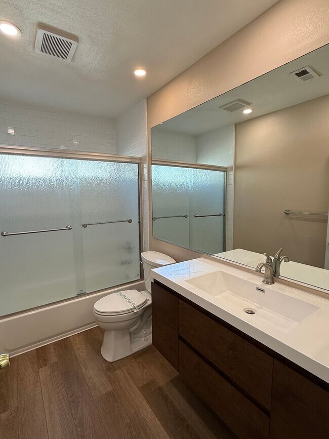 Building Photo - Highly Desirable 3 bed 2 1/2 bath condo in...