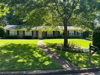 Building Photo - 3 bedroom 2 bathroom single level home in ...