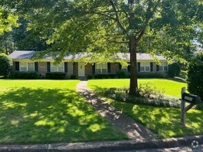 Building Photo - 3 bedroom 2 bathroom single level home in ...