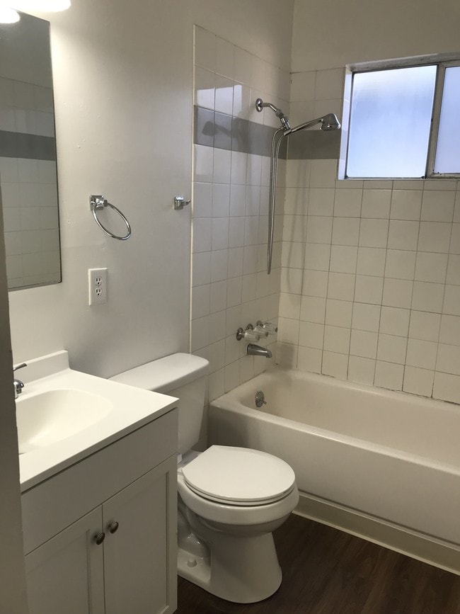 Building Photo - 1059 La Mesa Dr