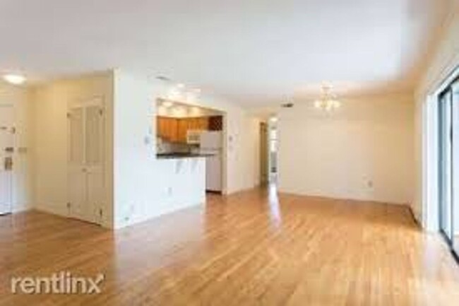 Building Photo - 2 bed. 2 Bathrooms in Chestnut Hill In-Uni...