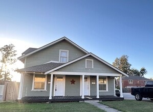 Building Photo - Cherry Street Cutie!!