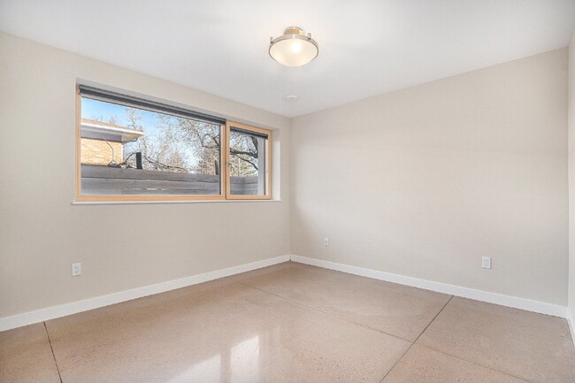 Building Photo - "Modern 4-Bed Boulder Retreat with Granite Elegance & Finished Basement!"