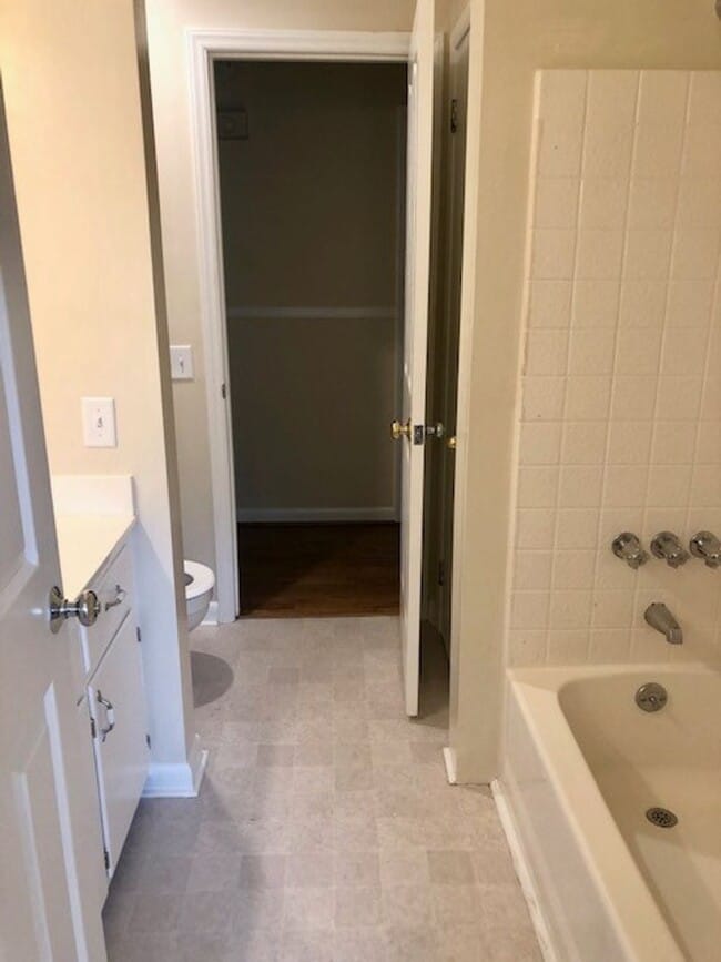 Building Photo - 725 Ashview Dr