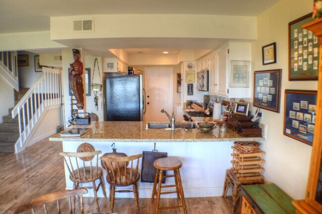Building Photo - Panoramic ocean view from this 2 bedroom condo up on the hills of San Clemente