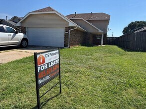 Building Photo - 3 bed , 2 full bath, 2 story , Newly updat...
