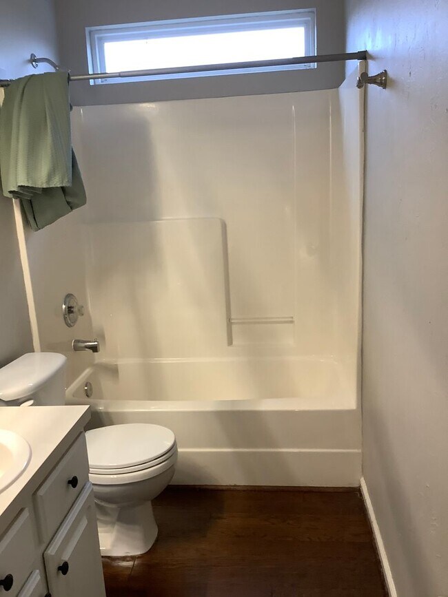 Building Photo - Bellevue - 3 bedrooms - 2 1/2 baths home